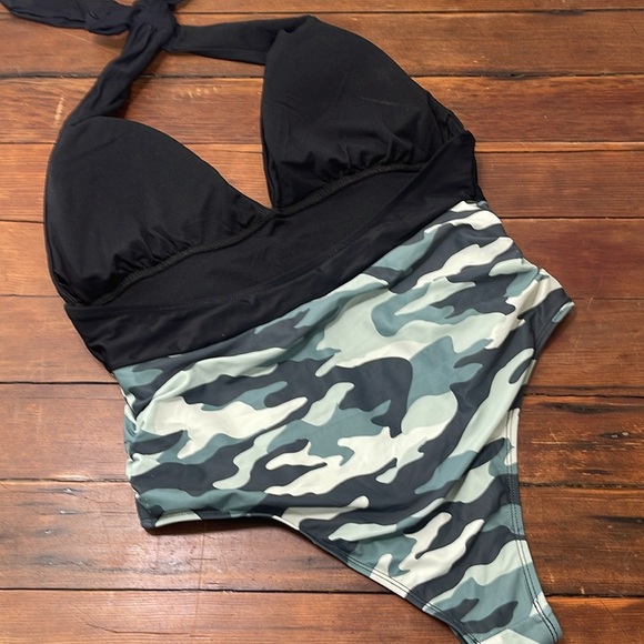 Camo halter swimsuit women’s large - Picture 4 of 7
